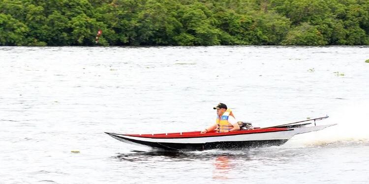 FOTO: PROKOM SERUYAN/MATA KALTENG - Bupati Seruyan, Yulhaidir saat mencoba mengendarai perahu ketinting saat event balap ketinting di Desa Pematang Limau, Kecamatan Seruyan Hilir beberapa waktu lalu.