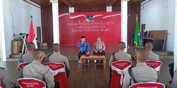 FOTO: ALDI/MATA KALTENG - Bupati Seruyan, Yulhaidir (batik biru) saat memberikan arahan untuk siswa SPN Polda Kalteng yang menjalani latja di Polres Seruyan di Pendopo Rujab Bupati Seruyan, Selasa 29 November 2022.