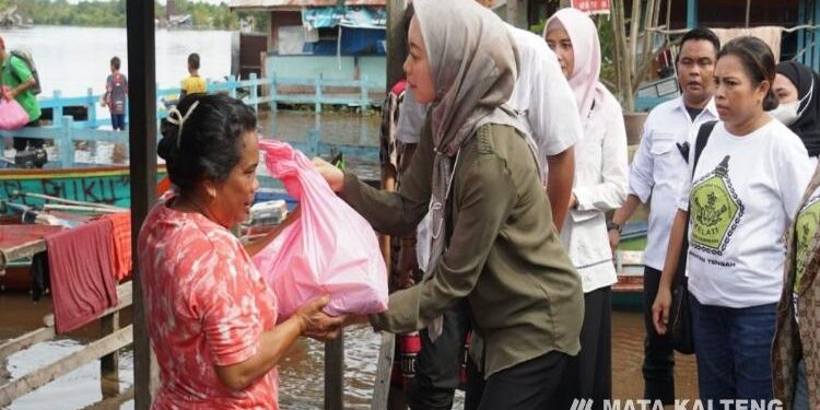 FOTO: OLIVIA/MATAKALTENG - Avina Fairid Naparin saat mengunjungi warga terdampak banjir di Kelurahan Petuk Katimpun dan menyerahkan bantuan paket sembako dari Dekranasda Kota Palangka Raya untuk warga terdampak banjir.