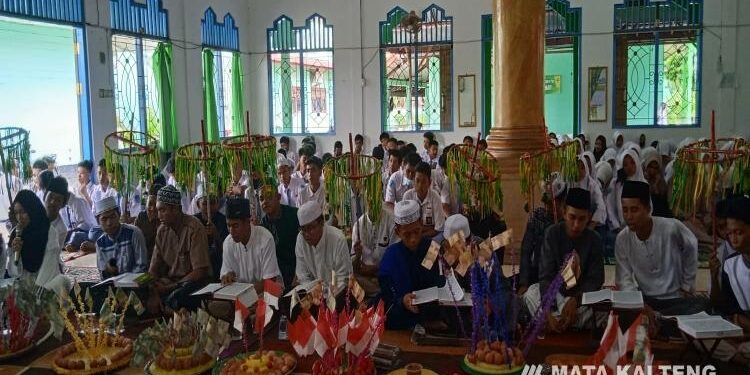 FOTO: SMAN 3 Sampit/MATA KALTENG - Sejumlah peserta didik di SMAN 3 Sampit saat khatam Quran.
