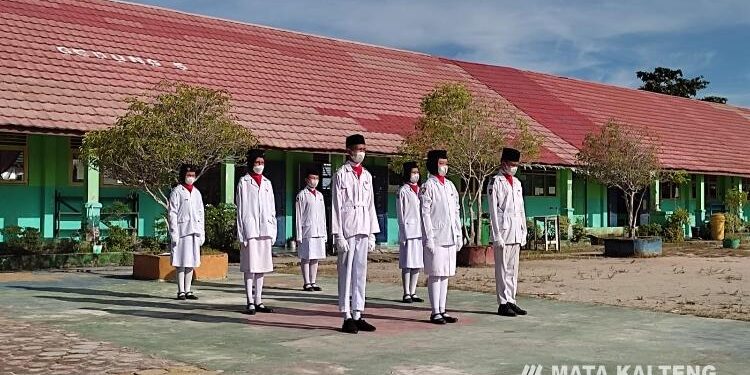 FOTO: DIAN/MATA KALTENG - Sejumlah pelajar yang bertugas mengibarkan bendera merah putih dalam peringatan Hari Pahlawan, 10 November 2022 di SMPN 9 Sampit.