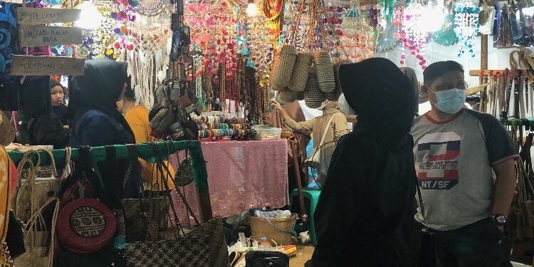 FOTO : DIAN TARESA/MATA KALTENG - Pelaku UMKM pada bazar UMKM belum lama ini.