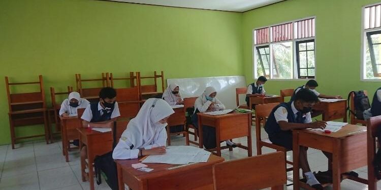 FOTO : DOKUMENTAS MATA KALTENG - Suasana belajar mengajar di salah satu SMP di Kotim.