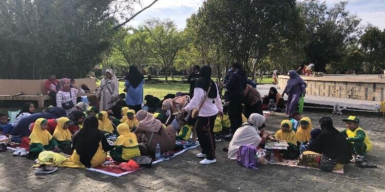 FOTO : DIAN TARESA/MATA KALTENG - Sejumlah siswa TK Aisyiyah Baamang saat piknik bersama orang tua di Taman Kota.