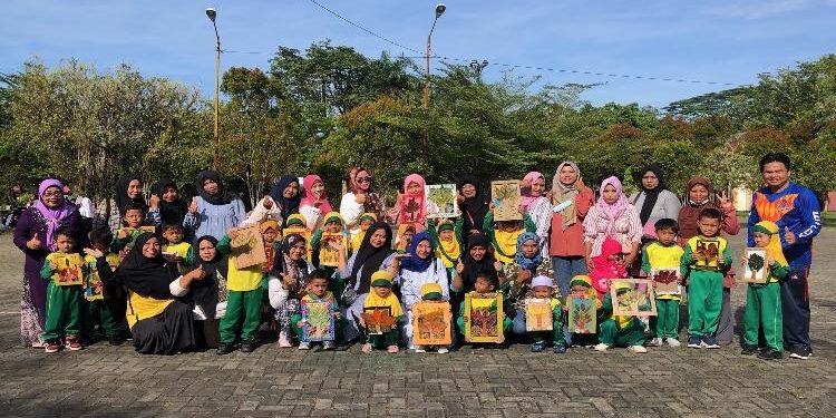 FOTO : DIAN TARESA/MATA KALTENG - Sejumlah guru TK Aisyiyah Baamang bersama peserta didik.