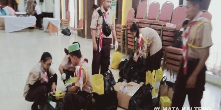 FOTO : DINKES/MATA KALTENG - Anggota Saka Bakti Husada membersihkan sampah medis usai sunatan masal di Rumah Jabatan Bupati Kotim, Rabu,2 November 2022.