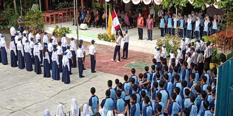 FOTO : DOKUMENTASI MATA KALTENG - Peserta didik yang bertugas dalam upacara di SMPN 2 Sampit.