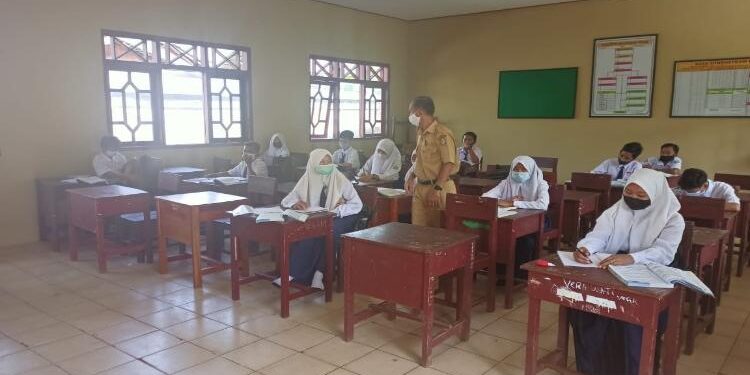 FOTO : DOKUMENTASI/MATAKALTENG - Suasana belajar mengajar di salah satu sekolah di Kotim.