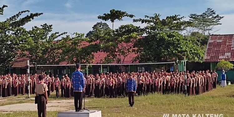 FOTO: DIAN/MATA KALTENG - Upacara peringatan Hari Pahlawan di SMPN 9 Sampit, 10 November 2022.