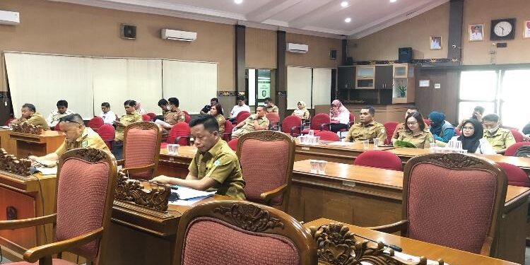 FOTO : DIAN TARESA/MATAKALTENG - Sejumlah perwakilan kecamatan di Kotim yang hadir dalam rapat pembahasan RAPBD Murni 2023.