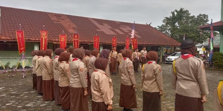 FOTO : Kwarran Baamang/MATA KALTENG - Kegiatan Pramuka di SMK PGRI Sampit.