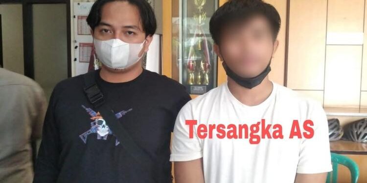 FOTO: IST/MATAKALTENG - Pelaku (kanan) pada saat ditahan di Polsek Pahandut.