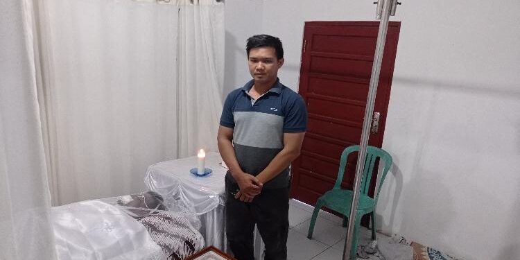 FOTO: RIZAL/MATAKALTENG - Adik Aipda AW, Prabowo pada saat mendampingi jasad korban di rumah duka.
