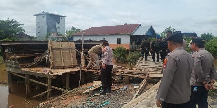 FOTO: RIZAL/MATAKALTENG - Jajaran kepolisian pada saat melakukan pembongkaran bangunan di Kampung Ponton.