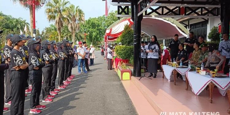 FOTO: DEVIANA/MATAKALTENG - Wakil Bupati Kotim Irawati saat melepas atlet Drumband ke Madiun ikuti Kejurnas, Sabtu 3 Desember 2022.