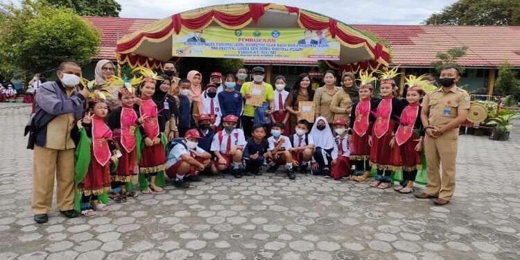 FOTO: IST/MATA KALTENG - Guru di SDN 7 Ketapang Sampit bersama tim tari pembukaan KSN, OSN dan FLS2N Se-Kecamatan MB Ketapang.