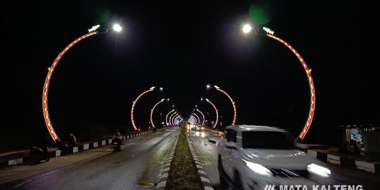 FOTO : DEVIANA/MATAKALTENG - Lampu PJU yang dinamai Terowongan Nur Mentaya saat malam hari. 