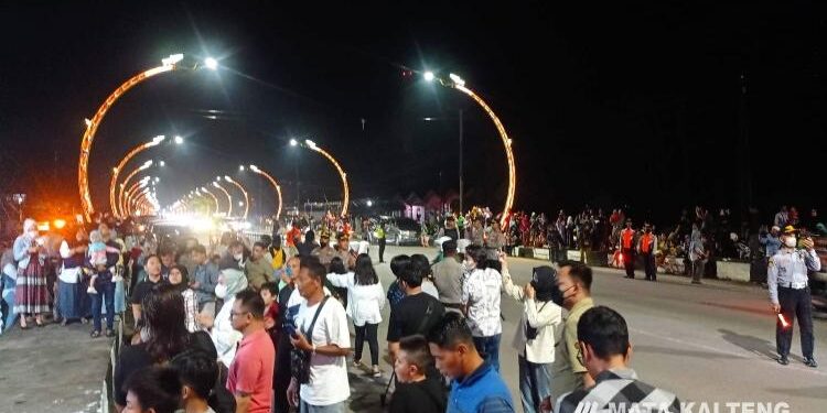 FOTO: DEVIANA/MATAKALTENG - Suasana warga saat menyaksikan soft opening launching Terowongan Nur Mentaya, Sabtu 10 Desember 2022.