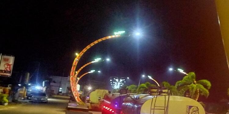 FOTO: AGUS/MATA KALTENG - Truk CPO yang terparkir di Terowongan Nur Mentaya tepatnya di depan Cawan Mas.