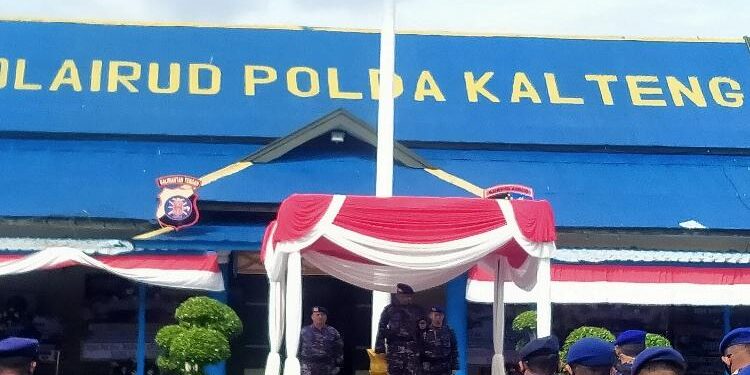 FOTO: AGUS/MATA KALTENG - Upacara peringati HUT Polairud Bahakam Polri ke 72 di Halaman Ditpolairud Polda Kalteng Sampit, Senin 5 Desember 2022.