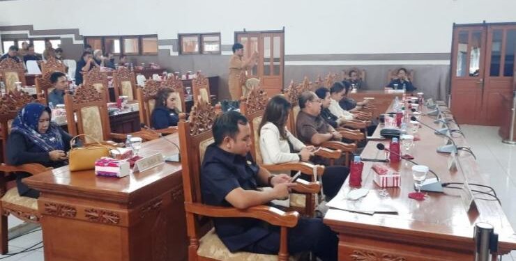 FOTO : SID/MATA KALTENG - Anggota DPRD Kabupaten Gumas Evandi (duduk ujung kiri) ketika menghadiri rapat paripurna DPRD setempat, pekan lalu.