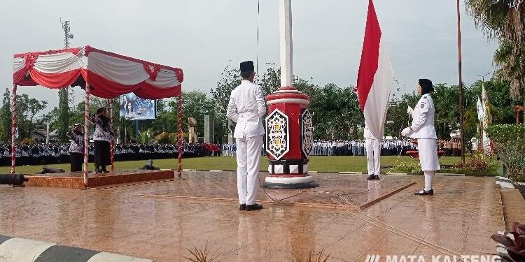 FOTO: DEVIANA/MATAKALTENG - Pelaksanaan upacara bendera dalam rangka memperingati HGN dan PGRI, Sabtu 3 Desember 2022