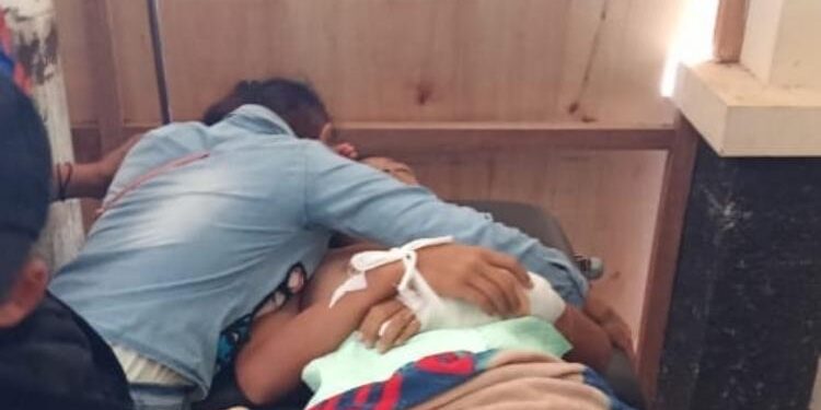 FOTO: POLISI/MATA KALTENG - Korban sempat dirawat di oleh tim medis namun tidak bisa tertolong.