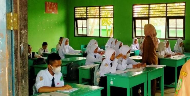 FOTO : DOK/MATA KALTENG - Suasana belajar peserta didik di salah satu sekolah di Sampit, Kabupaten Kotim.