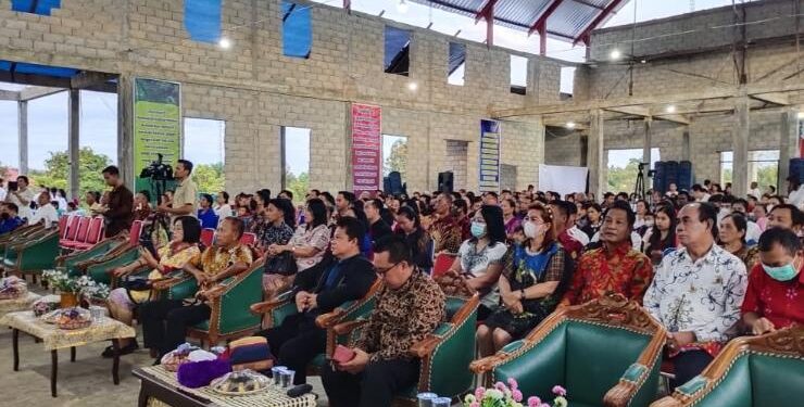 FOTO : SID/MATA KALTENG - Wakil Bupati Gumas Efrensia LP Umbing (batik kuning) menghadiri ibadah dan perayaan natal GPT Berkat Iman, Kamis, 1 Desember 2022.
