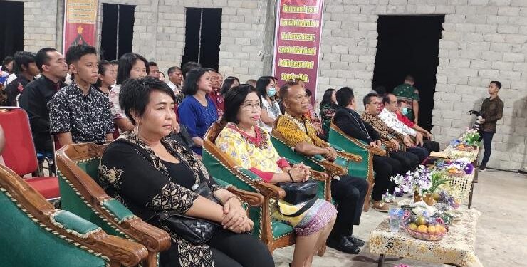 FOTO : SID/MATA KALTENG - Anggota DPRD Kabupaten Gumas Iceu Purnamasari (batik hitam) menghadiri ibadah dan perayaan Natal GPT Berkat Iman, Kamis, 1 Desember 2022 malam.