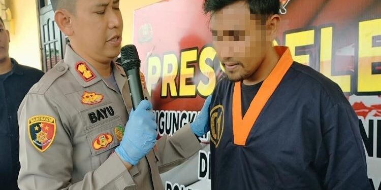 FOTO: GA/MATAKALTENG - Saat konferensi pers, pelaku dimintai keterangan oleh Kapolres Kobar, AKBP Bayu Wicaksono.