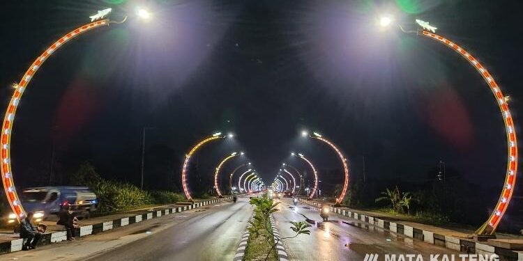 FOTO : DEVIANA/MATAKALTENG - Terowongan Nur Cahaya penampakan pada malam hari. 