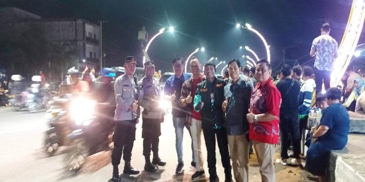 FOTO : DEVIANA/MATAKALTENG - Sejumlah camat dan anggota kepolisian saat bersama menyaksikan keindahan Terowongan Nur Mentaya. 