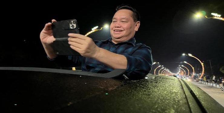 FOTO : IST/MATAKALTENG - Bupati Kotawaringin Timur, Halikinnor memantau lampu Terowongan Nur Cahaya sambil berfoto selfie di mobilnya, Sabtu 10 Desember 2022.