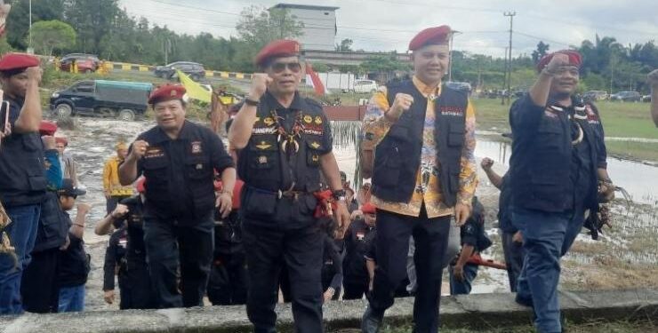 FOTO : SID/MATA KALTENG - Bupati Gumas Jaya S Monong bersama Komandan Brigade Batamad Kabupaten Gumas Inoni menyambut kedatangan Panglima Batamad Provinsi Kalteng Yuandrias, Kamis, 15 Desember 2022.