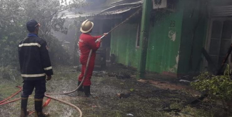 FOTO : RZL/MATAKALTENG - Petugas pemadam pada saat melakukan proses pemadaman api yang menghanguskan rumah salah seorang nenek di Palangka Raya, Kamis 22 Desember 2022.