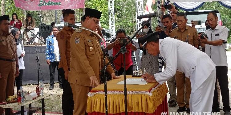 FOTO : DOKUMENTASI MATAKALTENG - Bupati Kotim Halikinnor saat menyaksikan Kades Bangkuang Makmur menandatangani SK pengangkatan Kades. 