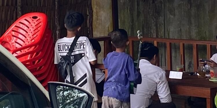 FOTO: AGUS/MATA KALTENG - Terlihat dua orang anak yang sedang mengamen di Salah satu Cafe di Kota Sampit, Rabu 28 Desember 2022.