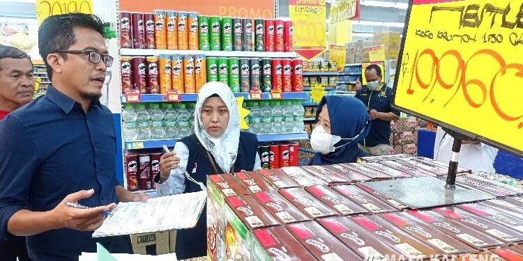 FOTO : DEVIANA/MATAKALTENG - Petugas saat memeriksa makanan dan minuman di salah satu supermarket di Sampit, Kotawaringin Timur, Kamis 29 Desember 2022.