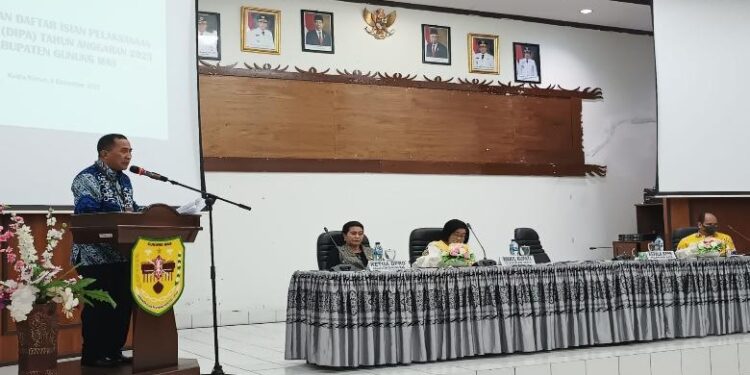FOTO : SID/MATA KALTENG - Anggota DPRD Gumas Rayaniatie Djangkan (duduk ujung kiri) ketika menghadiri penyerahan DIPA kantor daerah tahun anggaran 2023, Kamis, 8 Desember 2022.