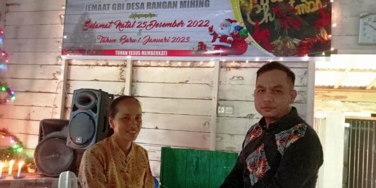 FOTO : EVANDI/MATA KALTENG - Anggota DPRD Gumas Evandi menyerahkan bantuan kasih kepada gembala sidang Pendeta Dahlia, di GBI Desa Rangan Mihing, Kecamatan Tewah, Senin, 5 Desember 2022.