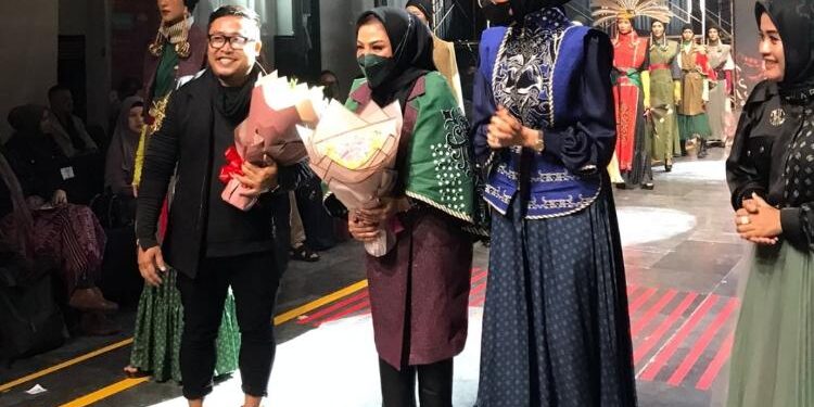 FOTO: IST/MATA KALTENG - Wakil Bupati Seruyan, Iswanti (dua dari kiri) saat hadir dalam event Fashion Show Spotlight bertajuk Celebrating Diversity di Jakarta, Selasa 2 Oktober 2022 malam.