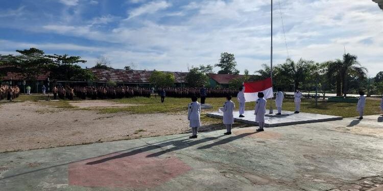 FOTO: DOK/MATA KALTENG - Pelajar SMPN 9 Sampit saat bertugas menjadi pengibar bendera.