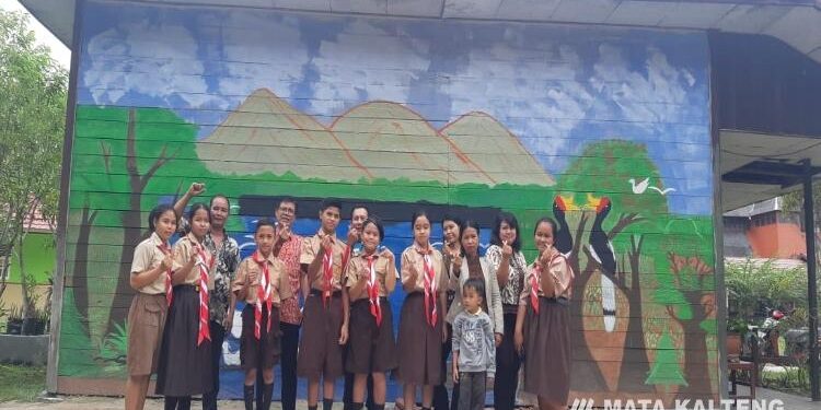 FOTO : SMP Kristen/MATA KALTENG - Dinding sekolah SMP Kristen yang dilukis oleh peserta didik.