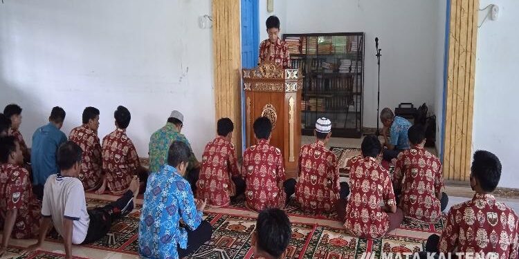 FOTO : SMAN 3 Sampit/MATA KALTENG - Suasana penyampaian materi keagamaan oleh salah seorang siswa di mushola SMAN 3 Sampit.
