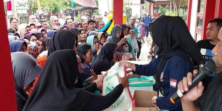 FOTO: MMC/MATAKALTENG - Antusiasme masyarakat saat membeli beras subsidi dari pemerintah.