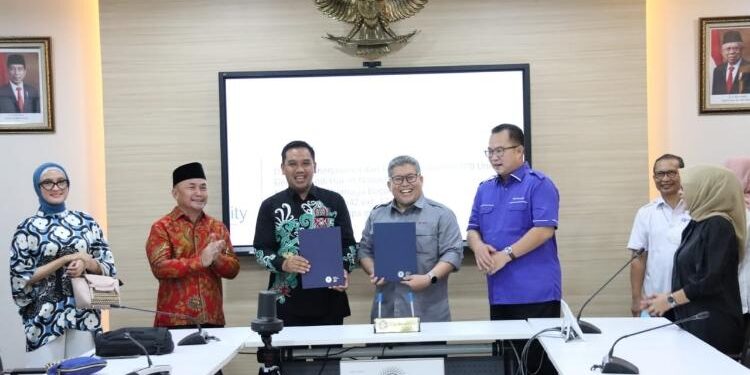 FOTO: MMC/MATAKALTENG - Gubernur Kalimantan Tengah saat menyaksikan penandatangan Perjanjian Kerja Sama antara Disbun Kalteng dengan IPB.