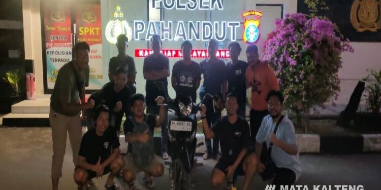 FOTO: IST/MATAKALTENG - Pelaku pada saat diamankan polisi.