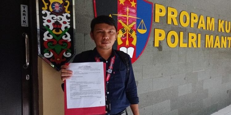 FOTO: RIZAL/MATAKALTENG - Kuasa Hukum PT. BMB, Sabam M. Sitanggang, pada saat menunjukkan surat pengaduan.
