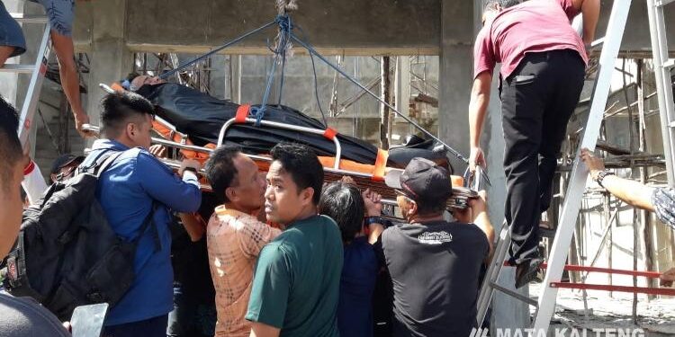 FOTO: RIZAL/MATAKALTENG - Korban pada saat dievakuasi.